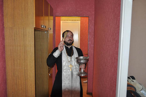Cвященник Максим Лобановский освящает помещение приюта